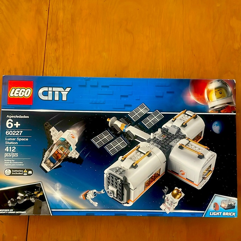 LEGO City Space Lunar Space Station 60227 w/Astronaut (412 Pieces) (NWT)